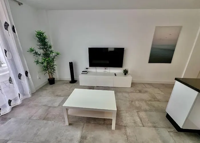 Apartmán Cristianos Oasis, Modern Beachside Duplex